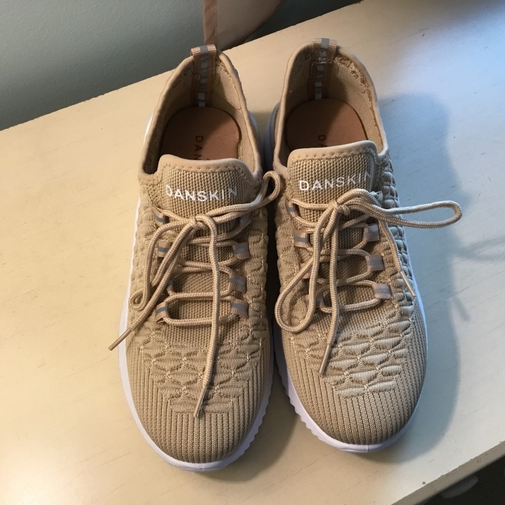 Danskin Stunt tennis shoes sneakers, lace up, tan, size 10, excellent condition
